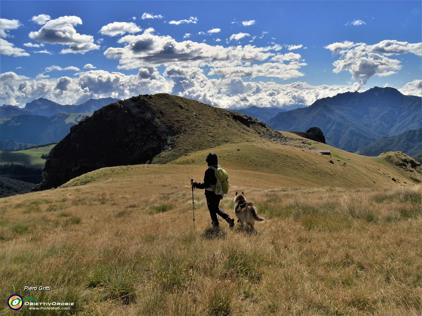 39 In vista della Baita Mincucco (1840 m) e del torrione con la croce (1832 m).JPG -                                